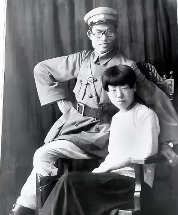 1940年，延安，朱仲芷主动跟丈夫萧劲光离了婚，那一年她已经是六个孩子的
