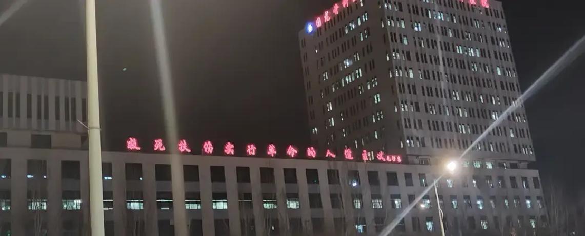 银川一家私立医院候诊区挂着“生男生女都一样”的红条幅，被来看病的姑娘随手拍成视频