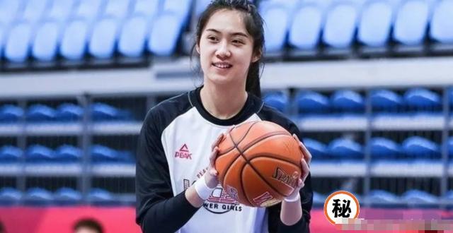 中国女篮未来的巨无霸。天津女篮青年队又冒出一个巨无霸，14岁的曹熙琛身高2米20
