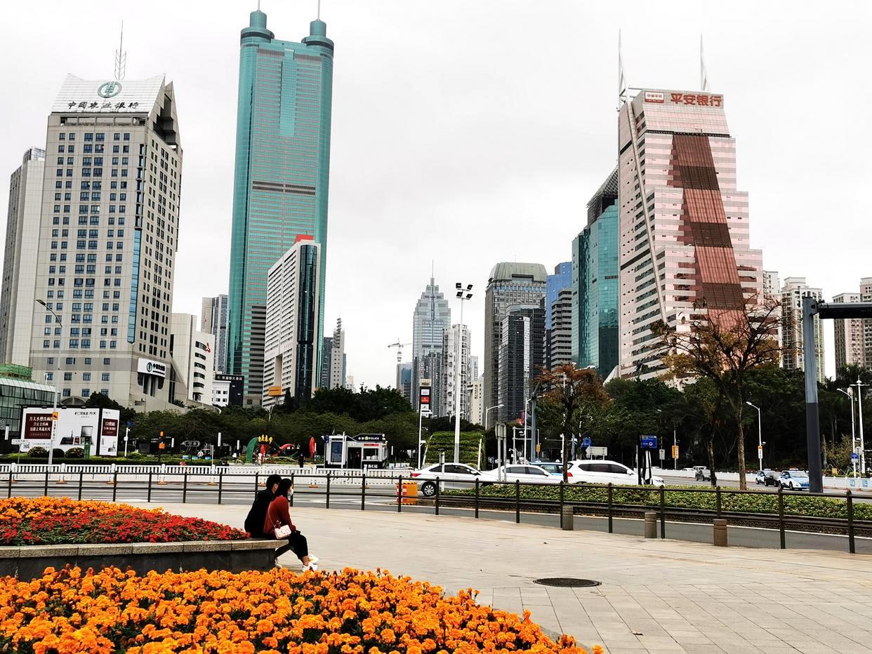 中国第一栋真正意义上的超级摩天楼，是深圳地王大厦。这栋位于罗湖蔡屋围中心区的超级