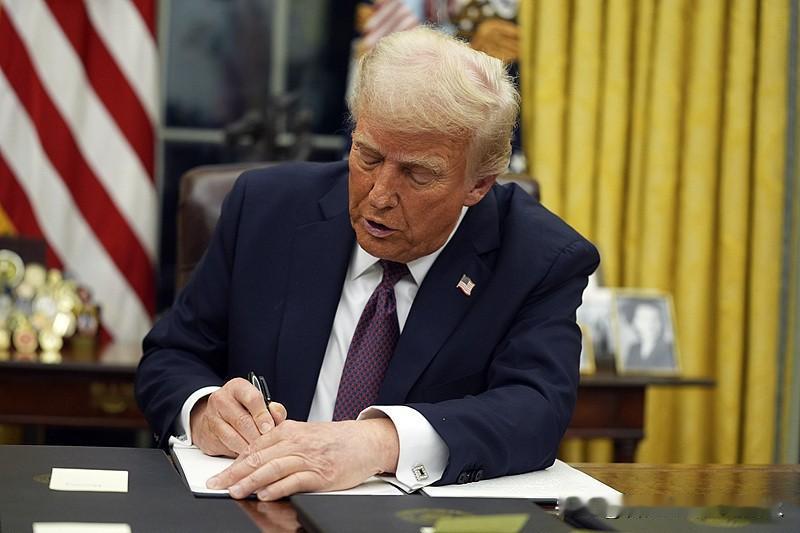 特朗普发了四个字："协议完成"。你真以为这是美国谈判桌上又赢了一局？大错特错！3