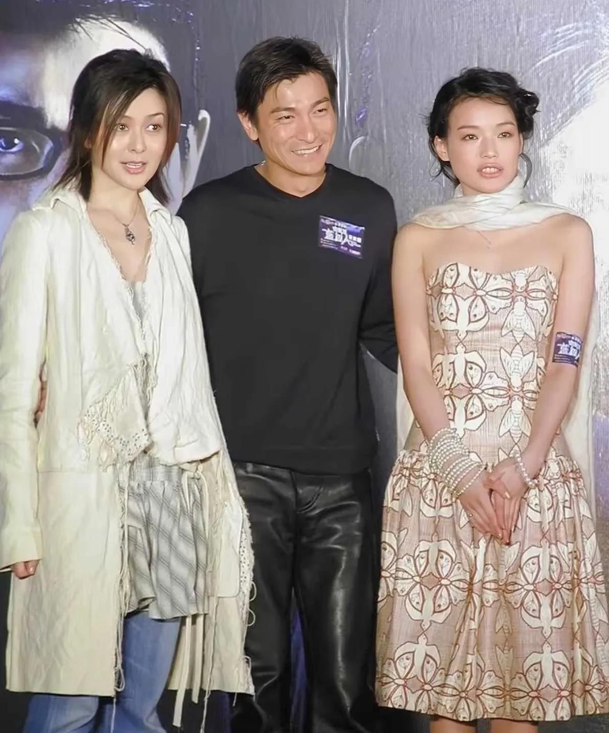能看出来这是23年前吗？那时候刘德华已经41岁了，看起来和如今没什么两样，两边的
