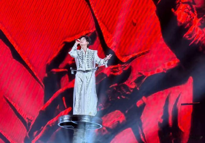 陈楚生招摇真来了陈楚生招摇上桌招摇现场版圆梦时刻，陈楚生一开嗓就是熟悉的味道，多