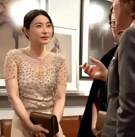 为什么香港人超喜欢郭晶晶？那是因为郭晶晶长了一张传说中百年一遇的，贵妇相！香港某