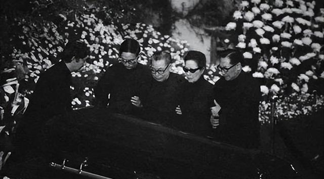 两蒋灵柩现状：台湾不想要，亲人懒得管，“台独”分子泼油漆泄愤。当年蒋介石迁往台湾