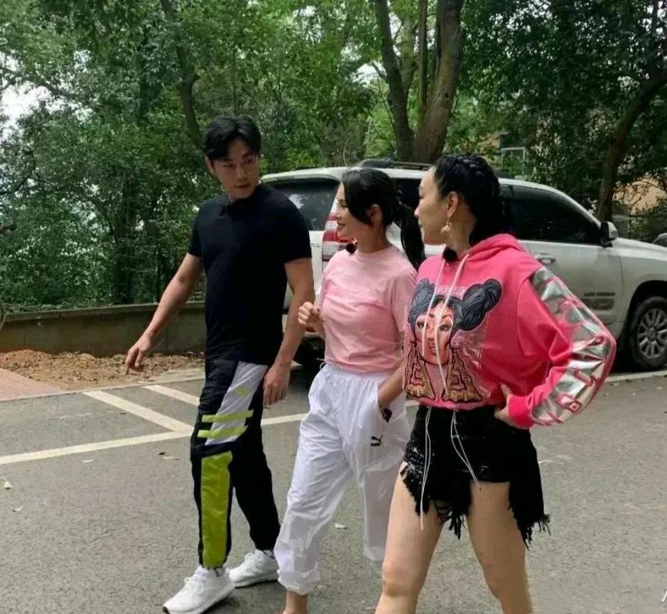 54岁的伊能静和51岁的钟丽缇同框，两人相差3岁，但是感觉伊能静更年轻，可能是因