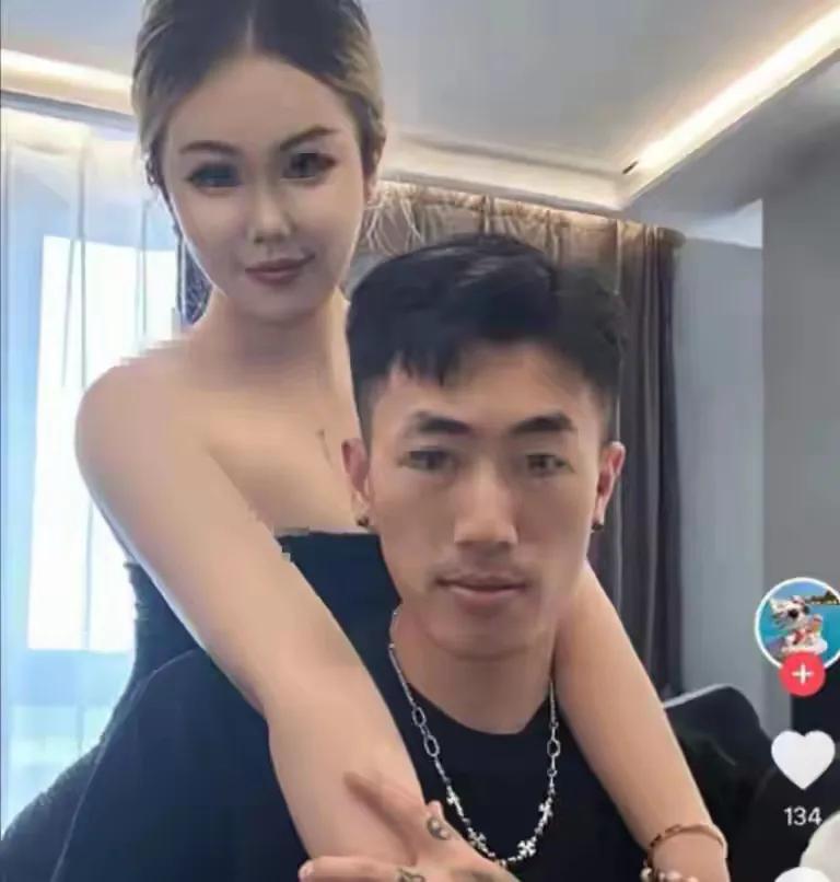 女护士让男友进配药室。正脸被扒与男友合影。两个人现在肯定后悔不已。男友可能是太爱