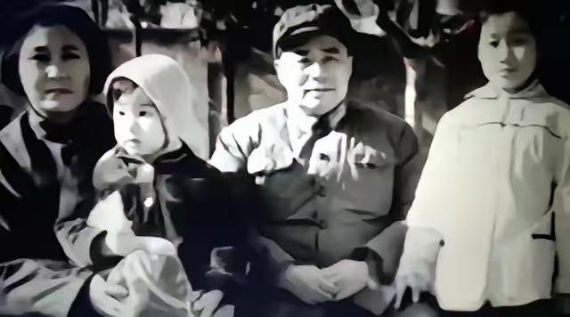 1955年，北京通县的黄振荣进城打工，给王近山家当保姆带孩子。后来王近山犯了