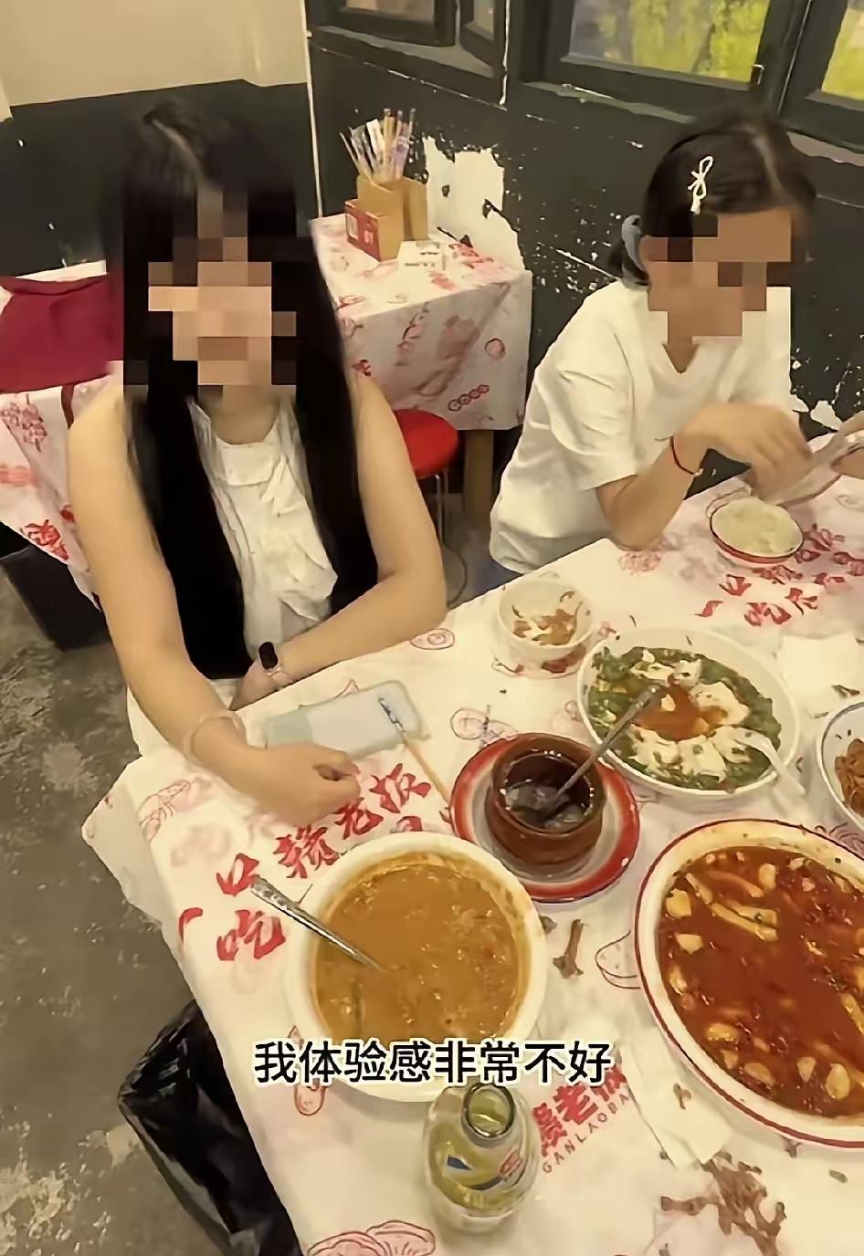 真是开了眼了！在南昌，俩女的把一桌子菜吃得盘子底朝天，抹抹嘴竟嫌“口味重”，张口