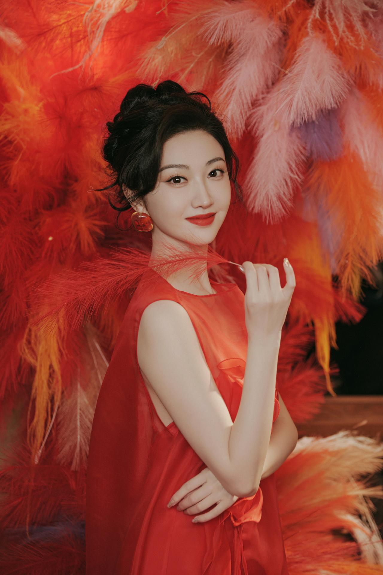 景甜，春节喜庆装…再加上她的笑靥如花，祝福在新的一年里，景甜事业顺利，