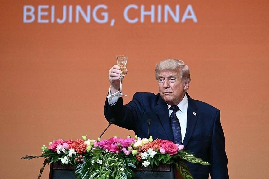 忙着在中东收拾烂摊子的懂王，眼看中国不断“闷声干大事”，当即抛出一重磅消息，誓要