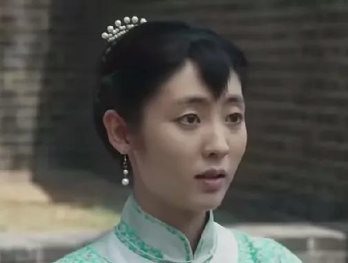 一个女人生性单纯，没有心机，无论活到多大年纪也是这样的本性难移。《生万物》绣绣