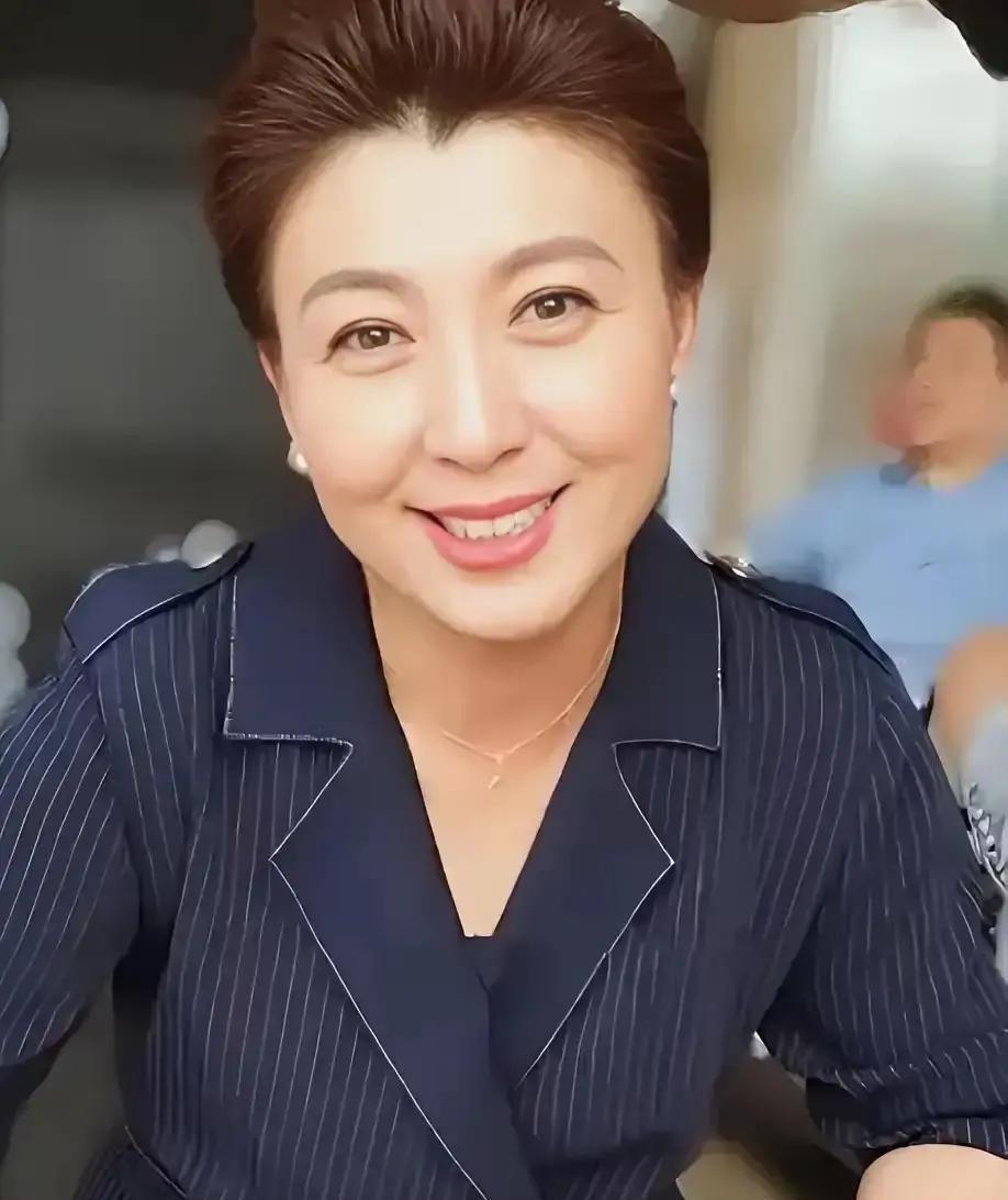 3小时，10万块，一段职业生涯可能就这么毁了。她在横店片场，直接穿着皇后的戏服