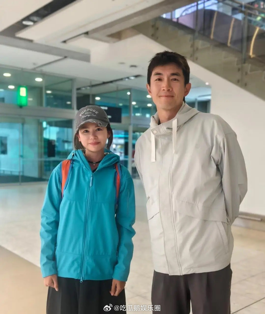 38岁林更新在新西兰机场被偶遇，他身材高挑，他的打扮很有型，面色红润，脸部素颜皮