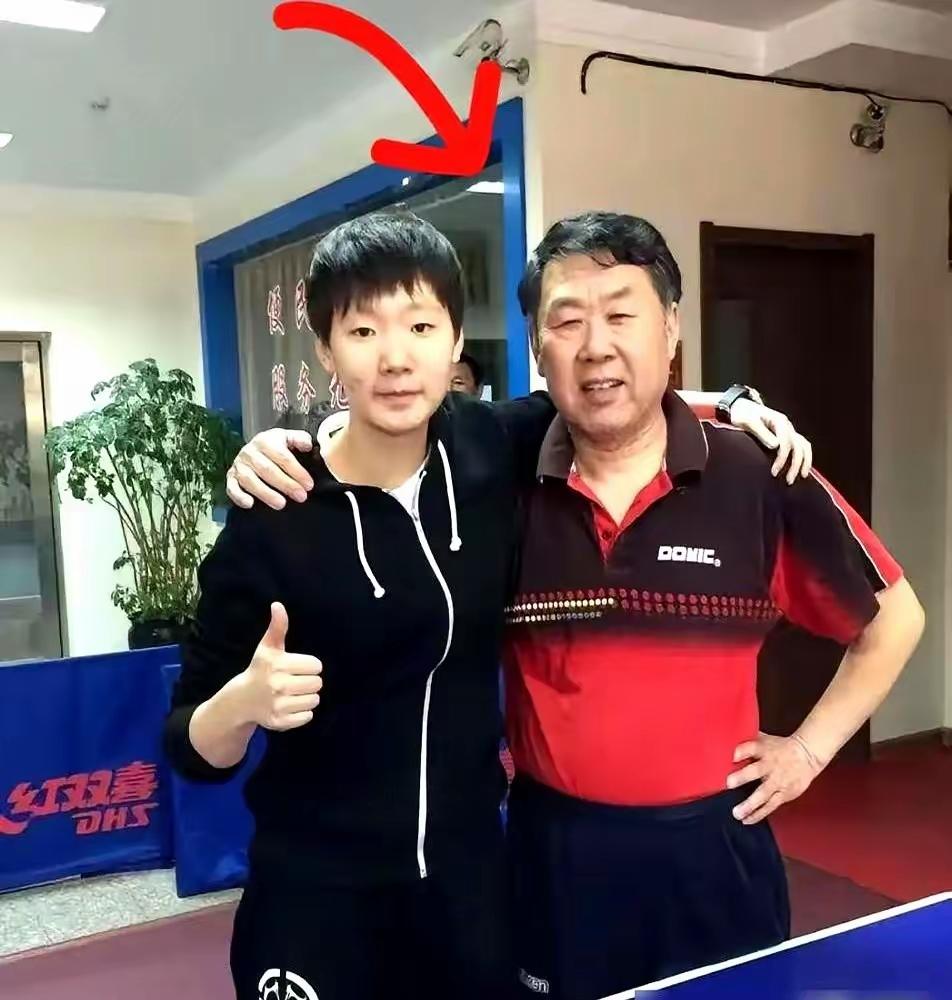 奥运冠军王曼昱送79岁启蒙教练一台车，老爷子死活不要，撂下一句话让她当场红了眼。