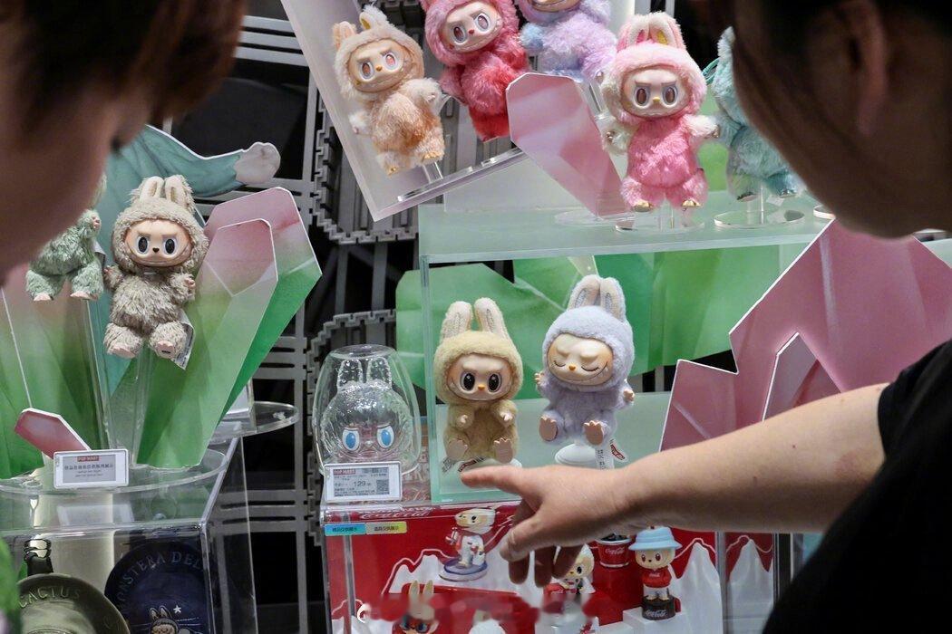 《纽约时报》这篇题为“LabubuDiplomacy”的英文评论文章，以Lab