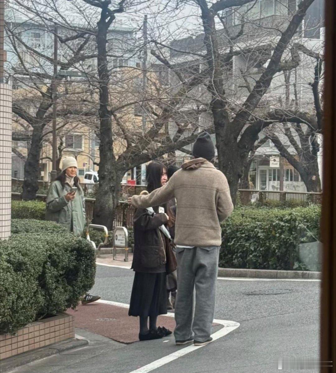 45岁陈冠希在日本街头被偶遇，他的穿衣打扮朴素老气，双鬓和胡须花白，脸部沧桑憔悴