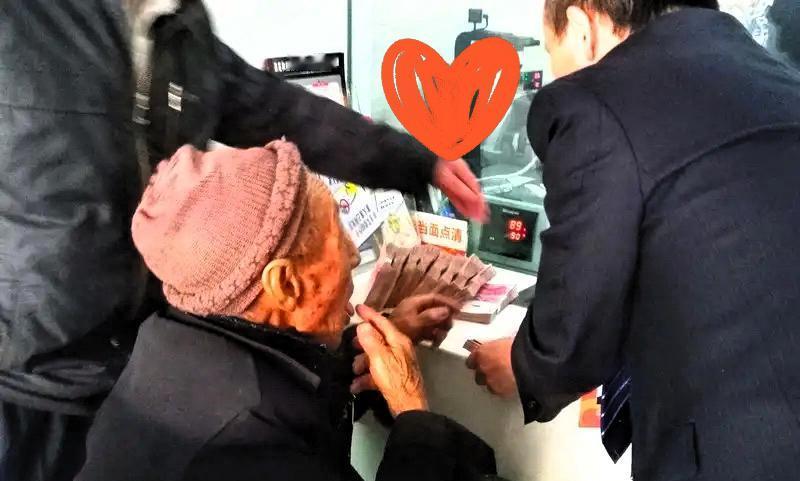 银行里这幕太扎心!88岁老人取钱只剩9块,真相让人鼻酸今天去银行办事,撞见