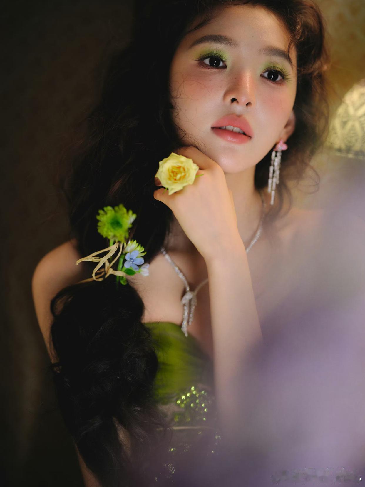 1.章若楠妆容和发型是半永久的，是公司硬性要求，就是女大初恋脸这样的形象。2.潘