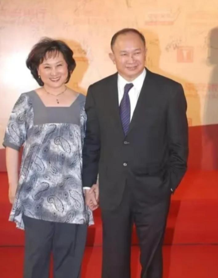 2012年，著名导演吴宇森确诊淋巴癌中期，变卖了北京的房产去美国治病。没想到