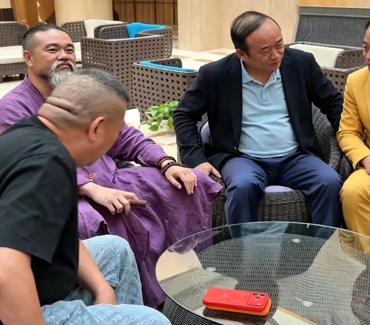北京某酒店大堂，兰世立和道长几人坐着闲聊。桌上搁着手机，手里夹着雪茄。大佬们凑一