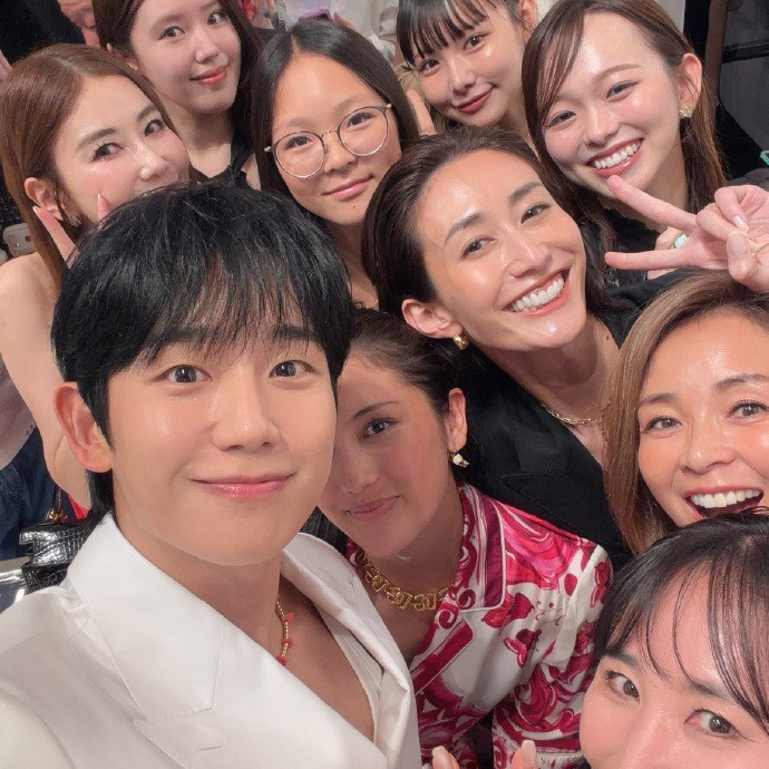 品牌谁能不感慨时光！昔日《超人回来了》里圈粉无数的秋小爱，现身银座D&G活动，早