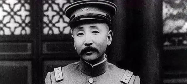 1891年，16岁的张作霖落难乞讨，却被孙寡妇看上，孙寡妇解开衣扣，掏出一块腰牌