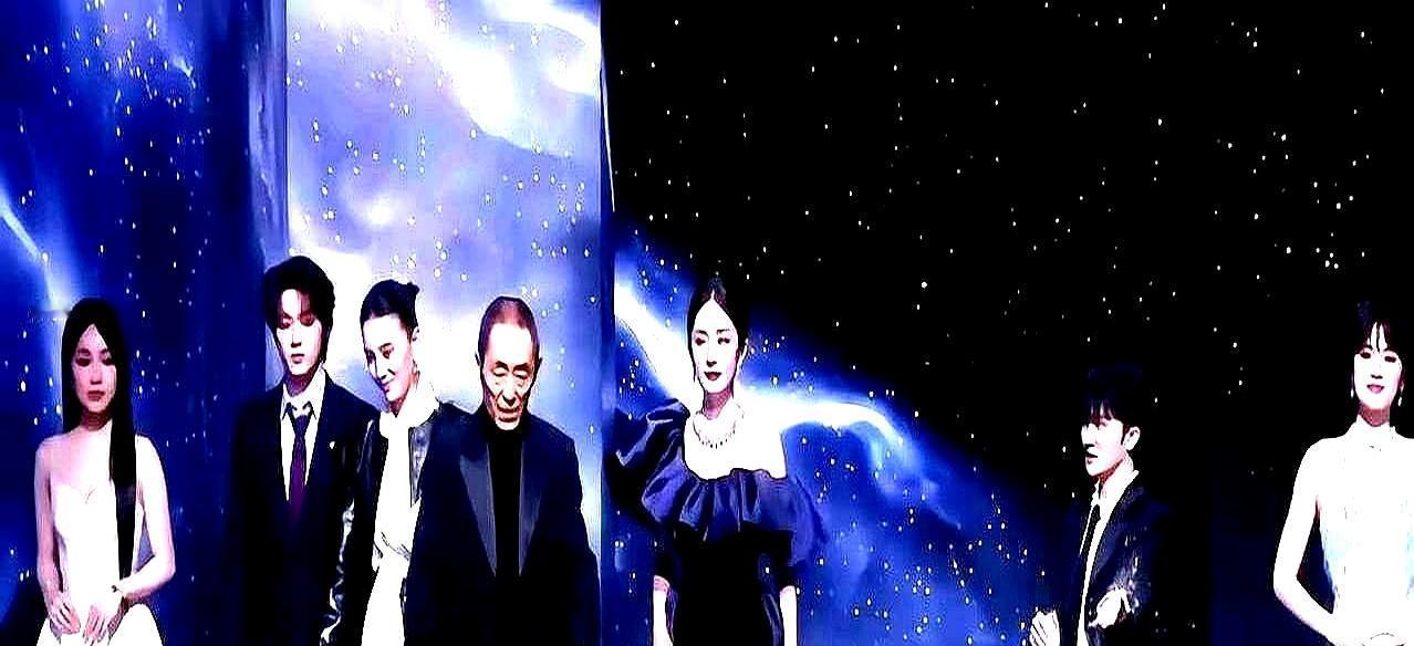 张艺谋新片路演，配角杨幂一屁股挤开女一号宋佳，稳坐C位。现场镜头扫过去，全