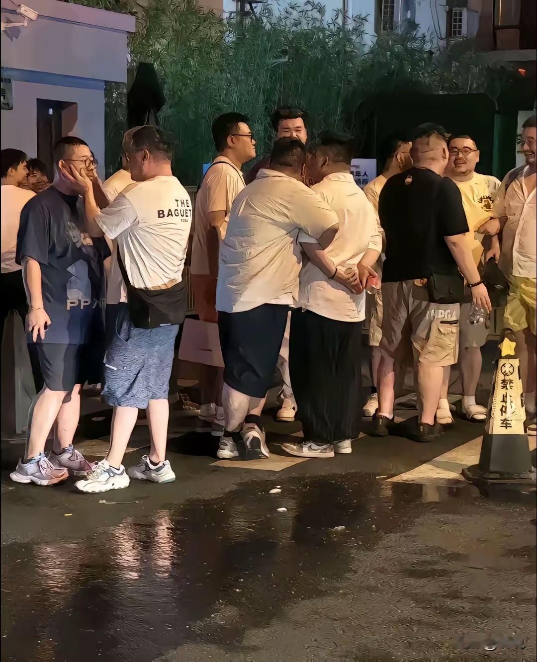 成都街头随手拍一张，微胖的男生真是越来越多了[捂脸哭]