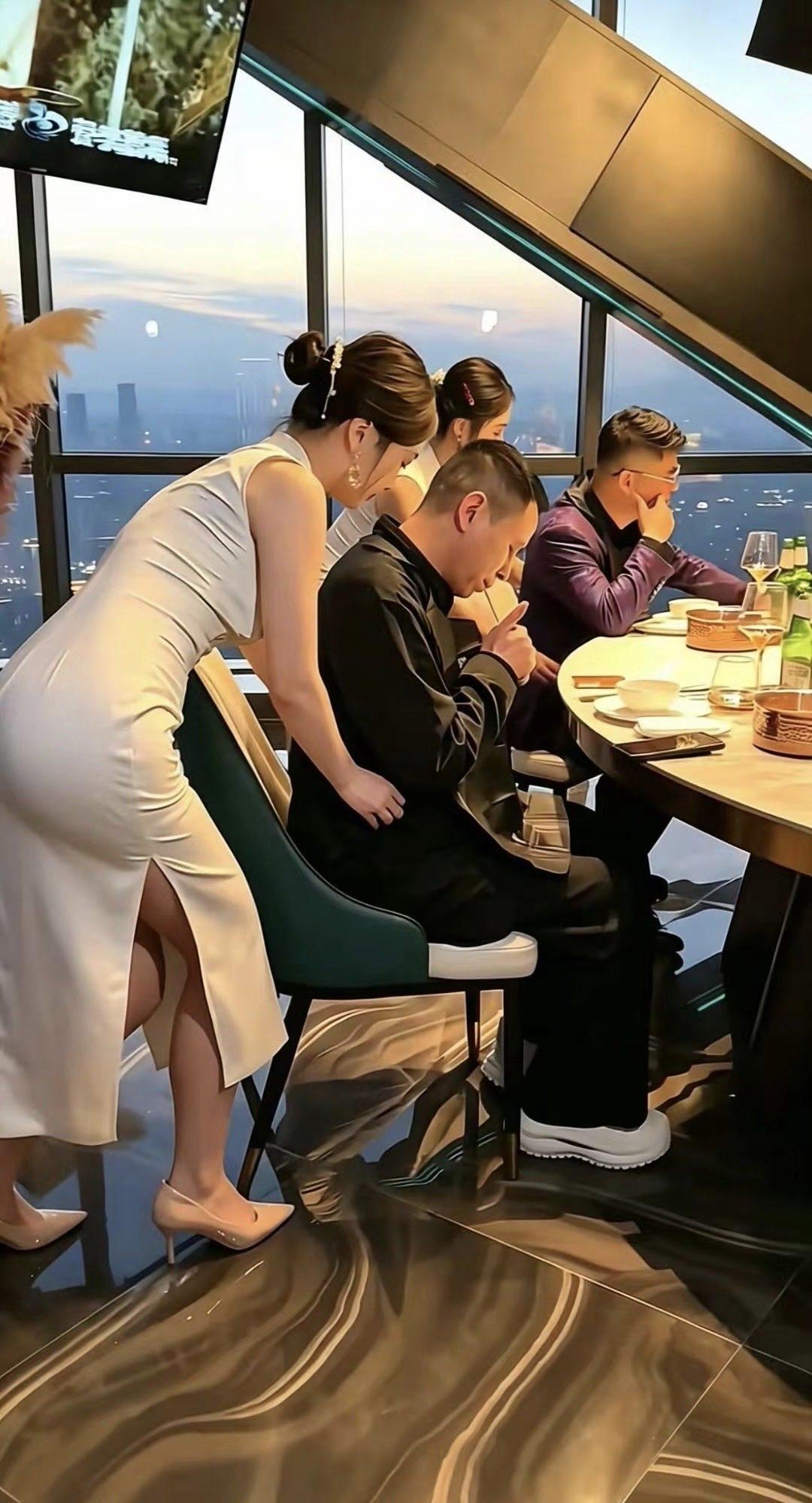 抖音上现在老是宣传这种陪餐服务，好像还是一家火锅店的。但这种在国外并不算新颖