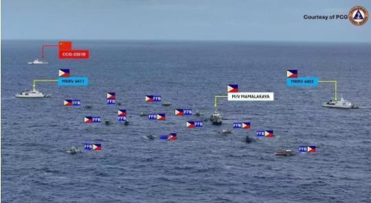 黄岩岛突发冲突，我方数艘海警船和民兵船，遭到20艘菲律宾小船闯线！以少胜多，船大