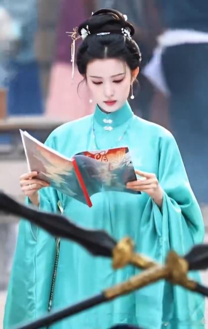 哟喂，这是谁家大小姐出门啦，原来是《明月录》里超养眼的王楚然！她穿着绫罗，眉眼间