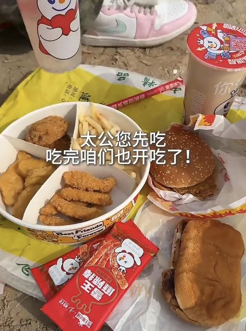 清明节之际，一大家子年轻人回老家祭祖，但让人没想到的是，他们拿去祭拜老祖宗的祭品