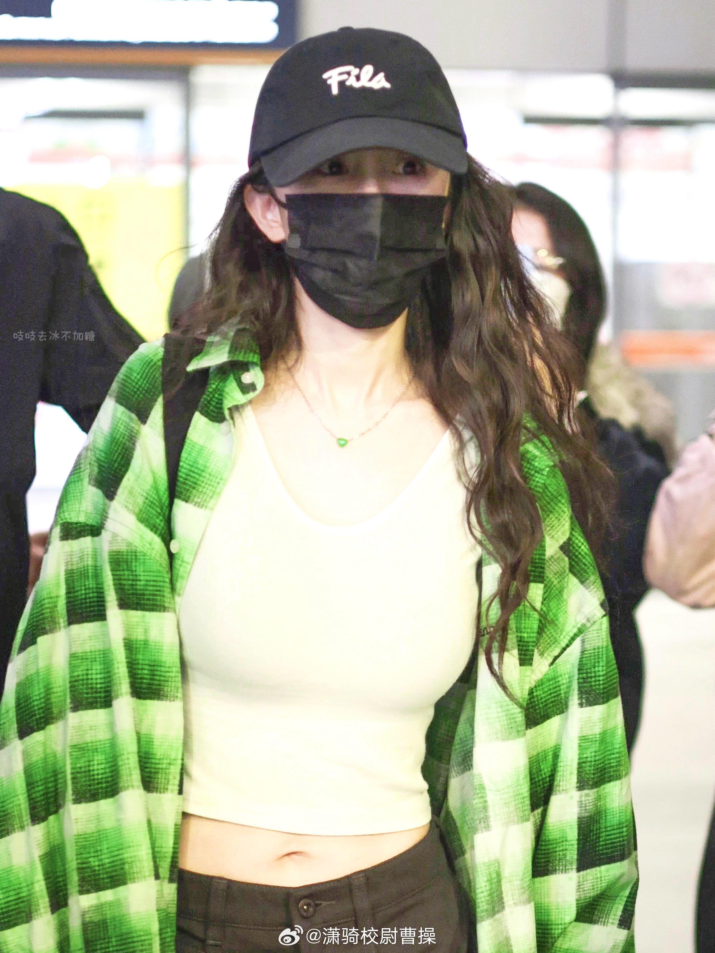 杨幂最新机场路透：幂式穿搭好美