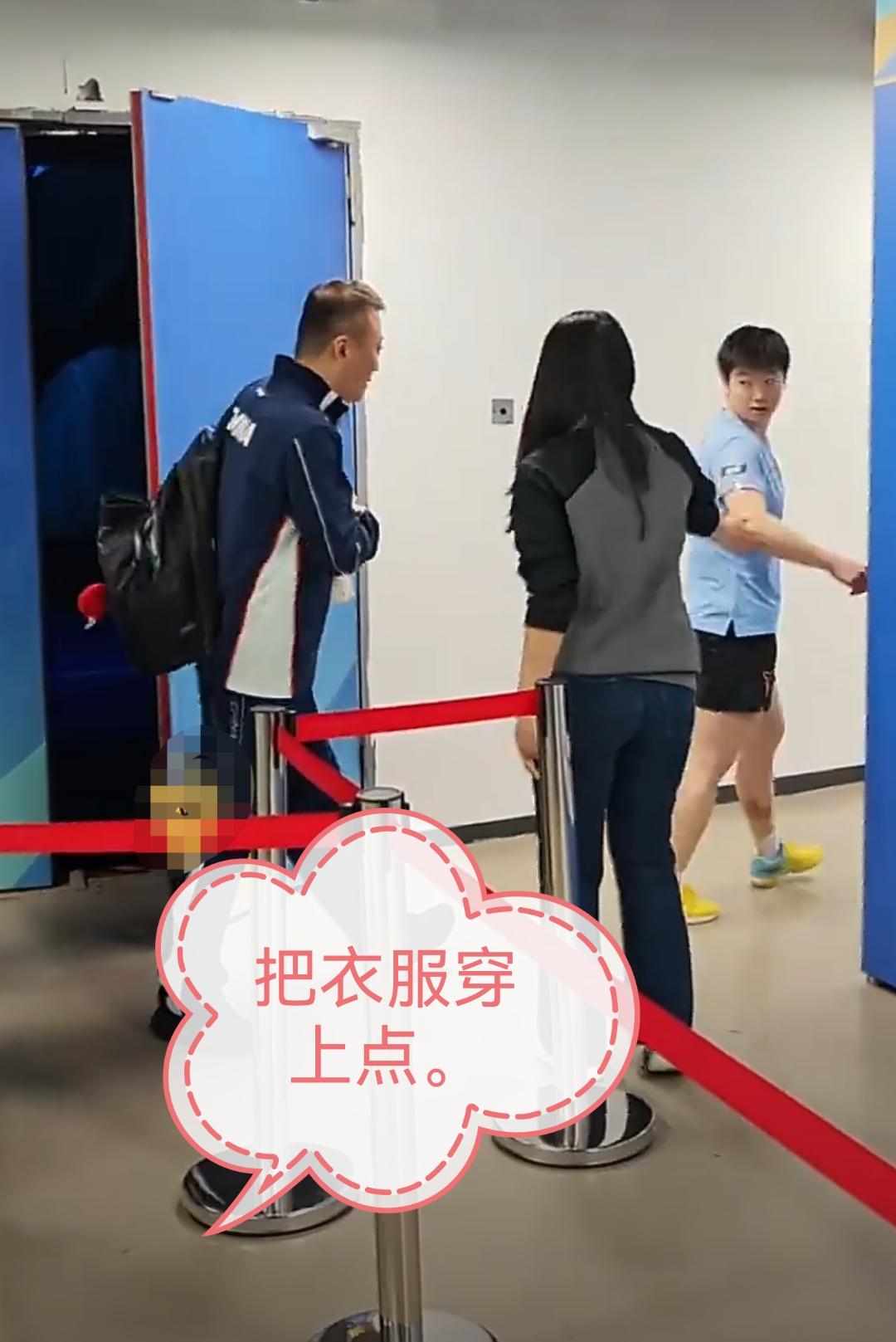 场外指导也是身兼数职，赛后马琳跟莎莎一路走出来一路不忘复盘，到了混采区莎莎径直向