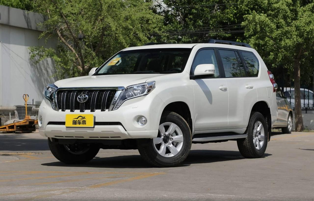 很多人一提二手普拉多，脑子里就蹦出两个字：“硬派”。确实，这车皮实、能跑、越野稳