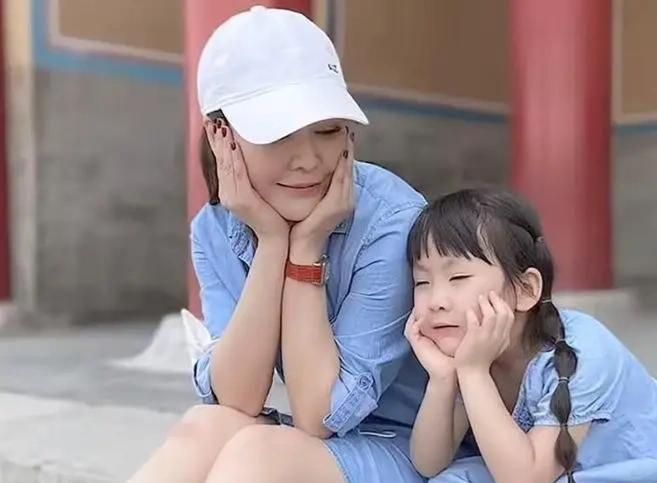 王小骞作为一个母亲为了女儿操碎了心。这个高龄产下的早产儿确实让王小骞不省心。