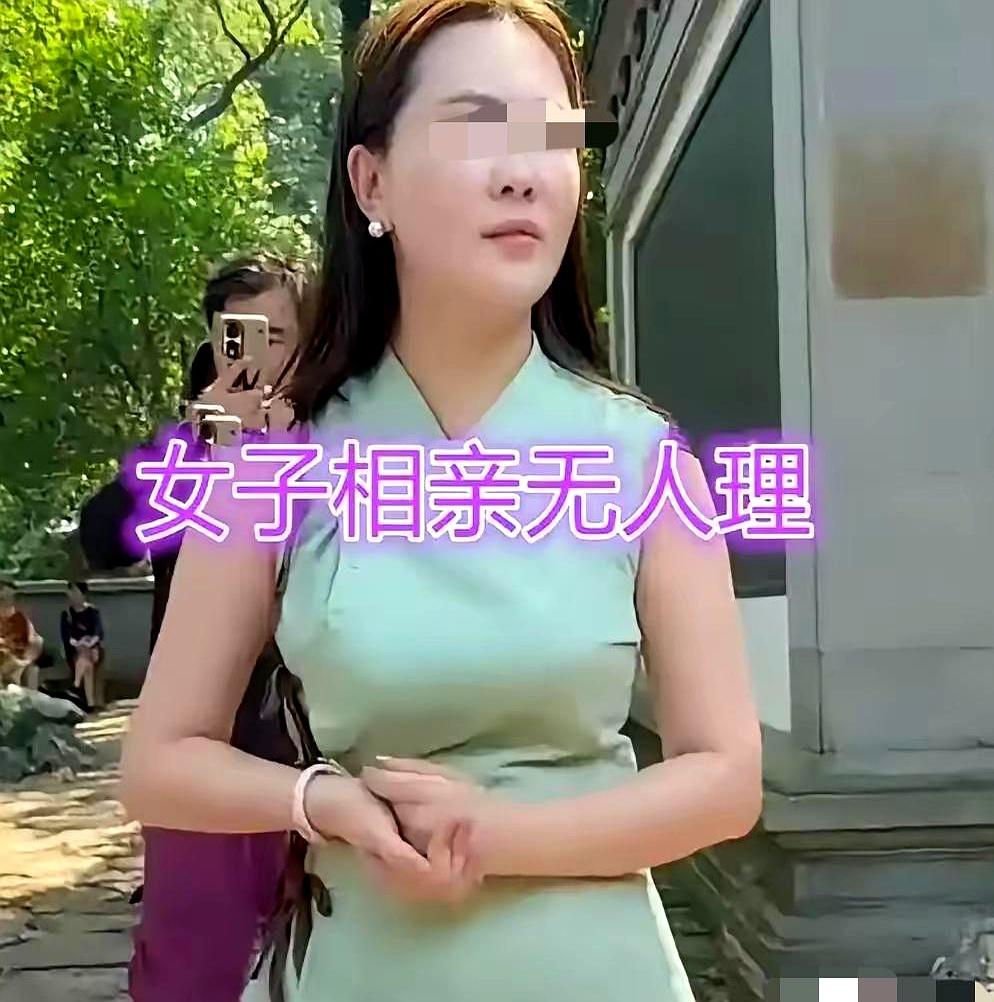 上海人民公园相亲角，天快黑时，37岁文职大姐还在转，前面一下午没人搭话，35岁小