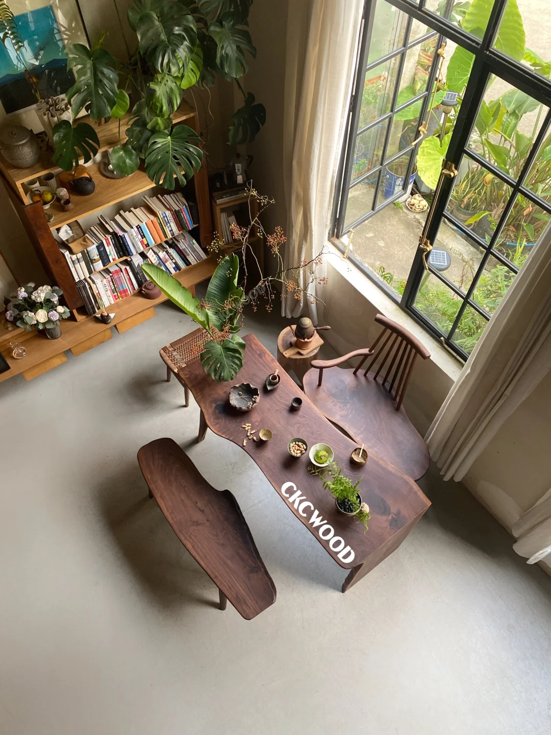 松弛感的家｜北美黑胡桃窄茶桌🍵阳台氛围了