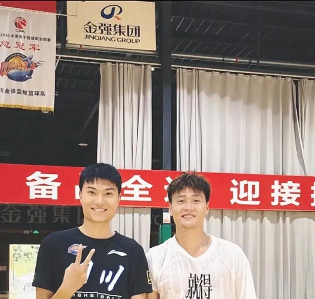 赵睿在四川男篮训练。据广东媒体人透露：赵睿近期离开了东莞，如今人已在四川男篮，