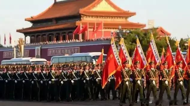 台退将感慨九三阅兵：军容壮盛，两岸和平还有戏吗？北京天安门广场的阅兵式画面