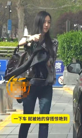 18岁李嫣回国与好友逛商场，穿衣打扮成熟又土气，越长越像李亚鹏。要说这小姑娘