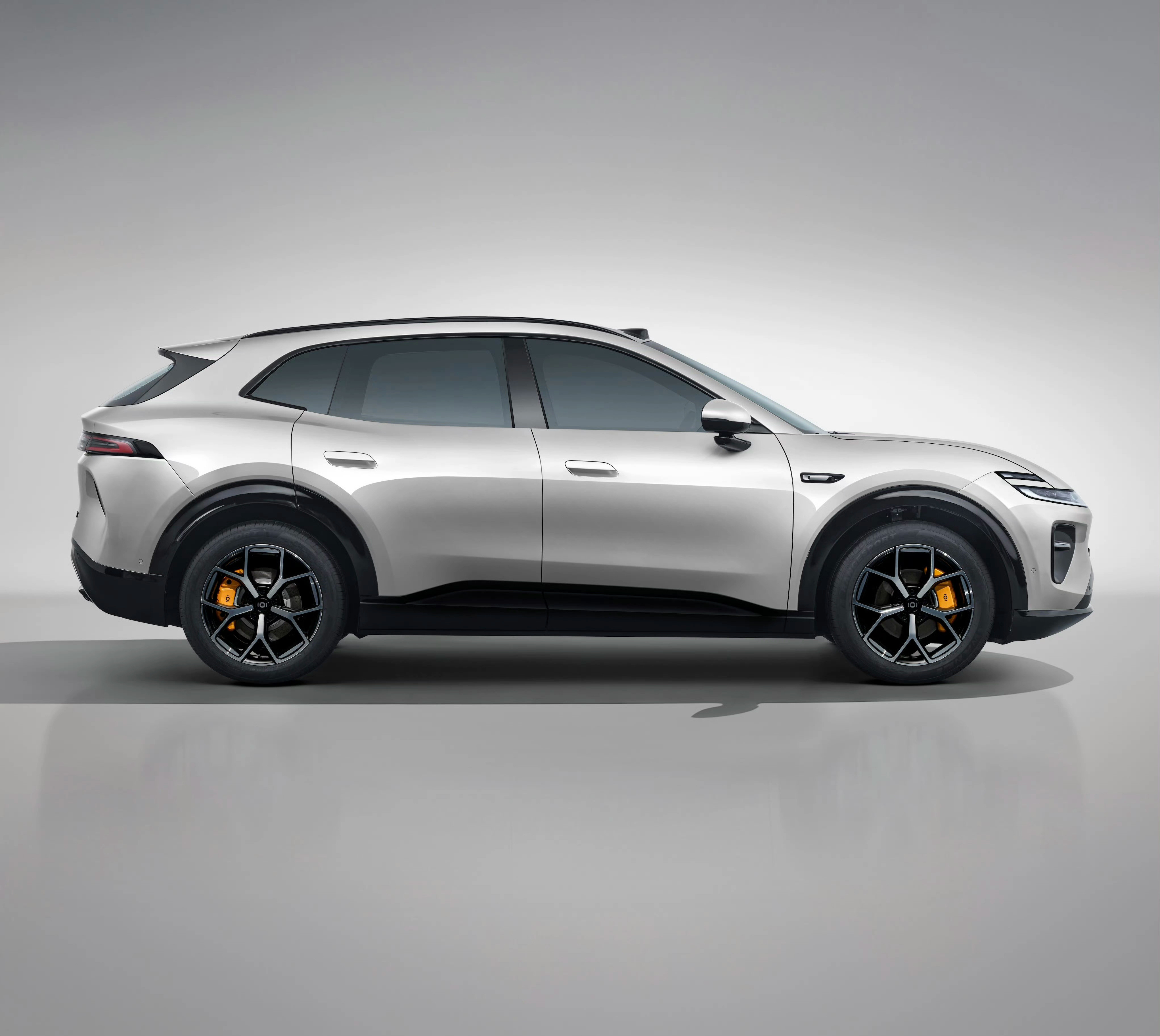 启源Q06，这车挺有意思车长4837mm、轴距2940mm，中型SUV。可以理解