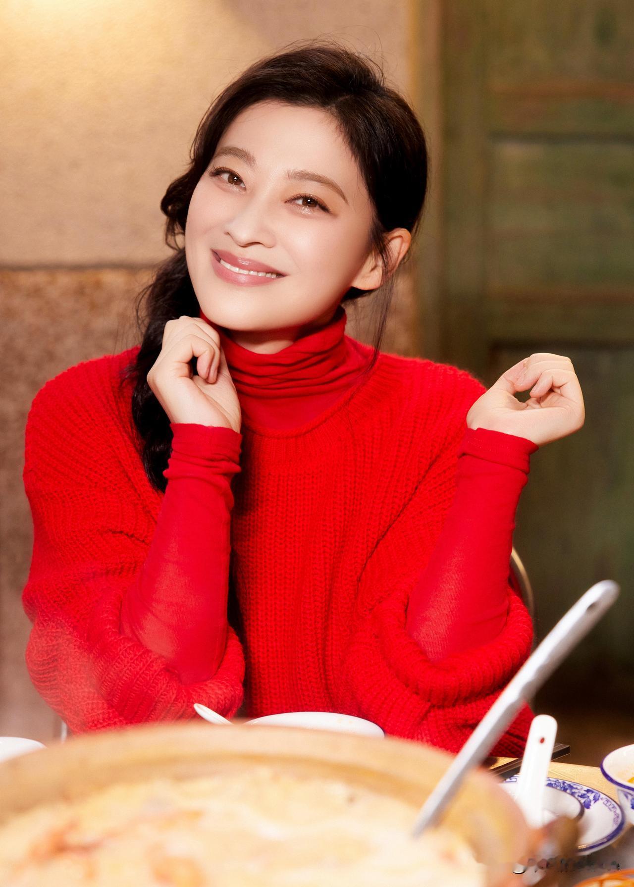 1月11日，演员梅婷更新日常生活穿搭Plog，并配文“还没过年，红色已经穿上啦”