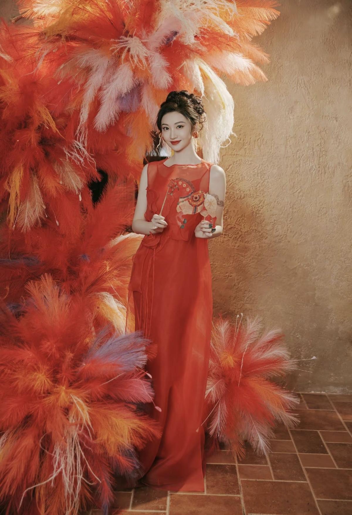 马年第一份心动，是景甜给的！新岁继续陪你，星途璀璨，岁岁皆甜[比心]娱乐