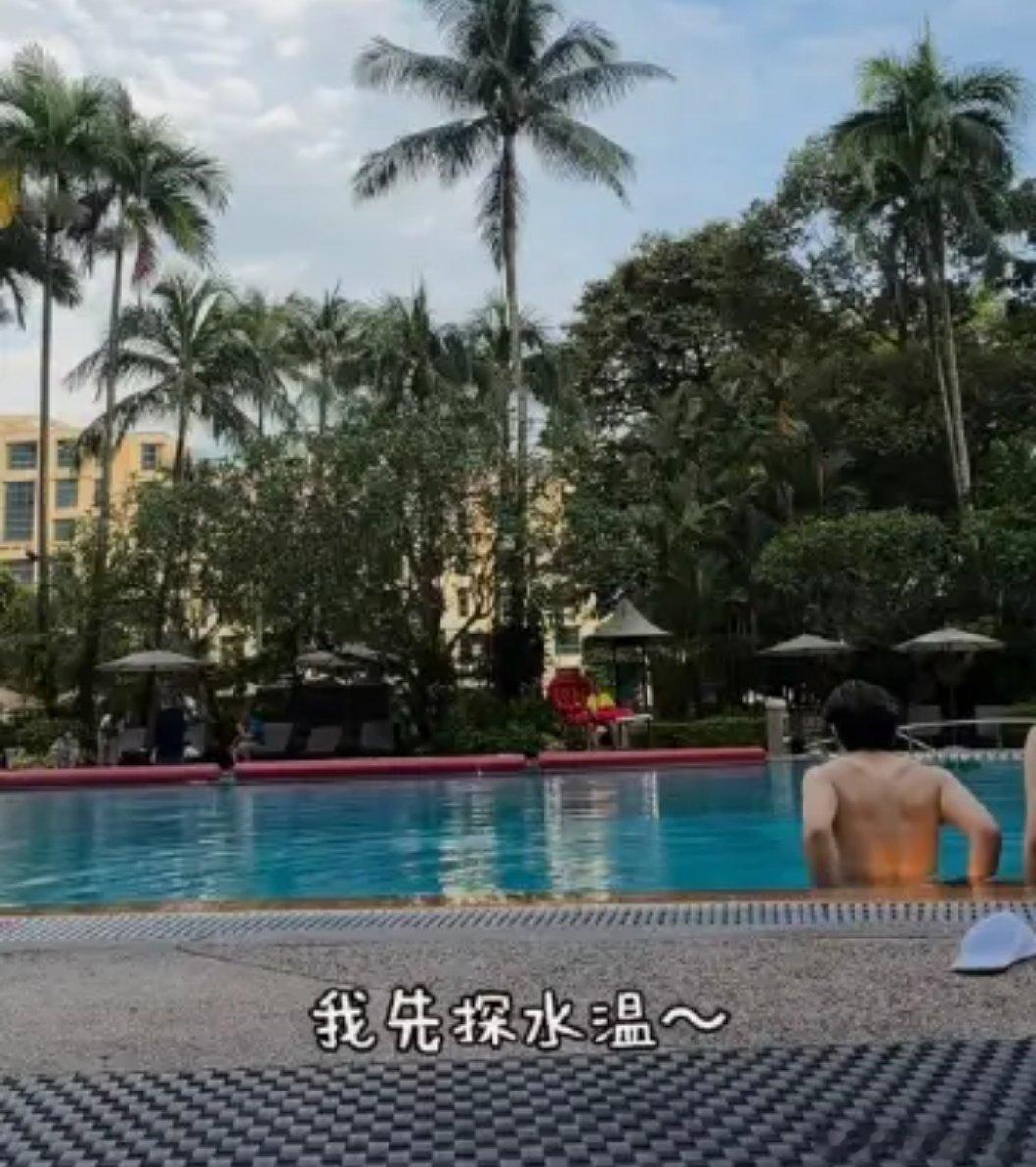 来欣赏一下卡子的泳姿～话说:前面，右边👉🏻镜头哈哈！有什么是我们不能看的嘛