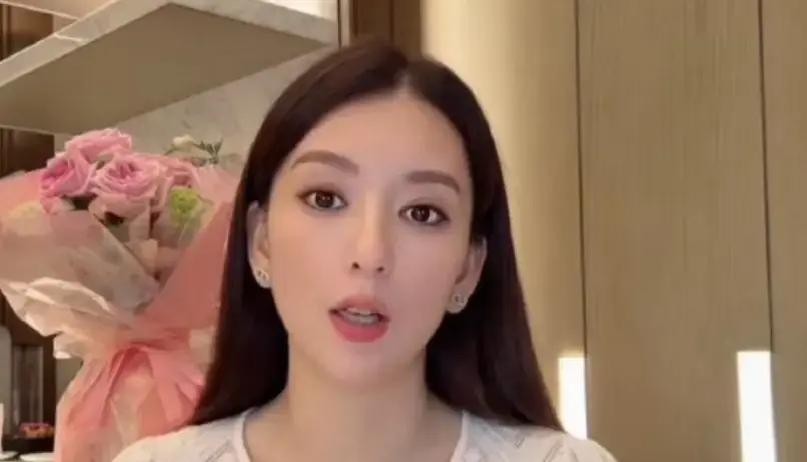 方媛挺着八个月孕肚在香港街头拦出租车送两个女儿上学，郭富城车库里停着28台限量超跑。2025年8月2
