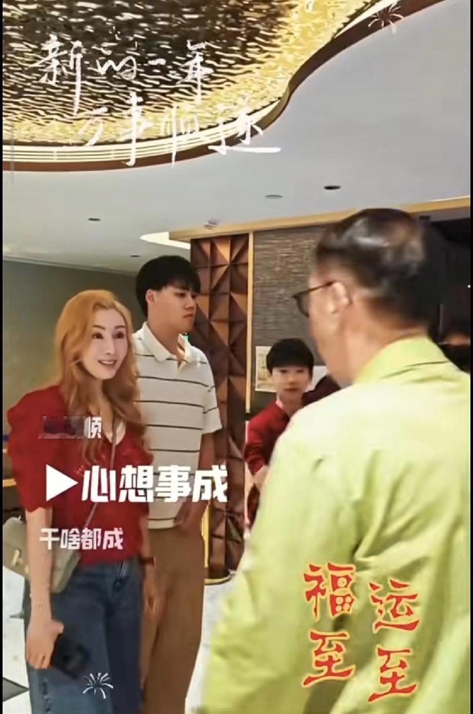 李嘉欣儿子许建彤不戴眼镜了，走路弯腰驼背，仪态不好！近日，李嘉欣一家三口被偶