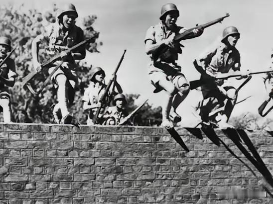 1938年，1个日本军官和1个日本士兵在天空刚刚大亮的时候，悄无声息的走进了山东