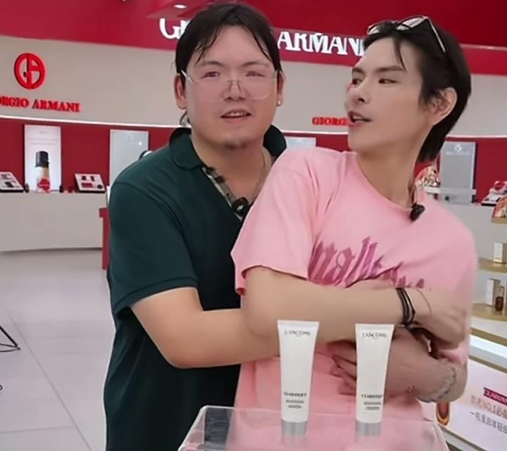 向佐，简直是个商业奇才。见风使舵，向佐绝对是有头脑的人，前脚向太和向佑决裂后和